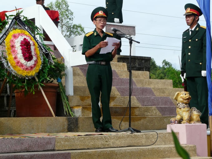 CCB Vũ Đình Luật đọc cảm tưởng trong lễ truy điệu 74 liệt sĩ QK5. Ảnh: CCB.