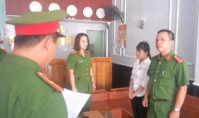 Lực lượng chức năng thi hành lện bắt tạm giam đối với đối tượng Lê Thị Sen. Ảnh: VĐT.