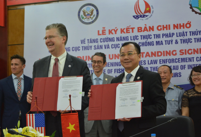 Biên bản ghi nhớ do Tổng Cục trưởng Tổng cục Thủy sản Trần Đình Luân và Đại sứ Mỹ tại Việt Nam Daniel J. Kritenbrink ký. Ảnh: ĐSQ Mỹ.