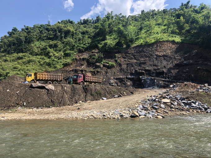 Khu vực khai thác quặng trái phép của Công ty cổ phần phân lân nung chảy Lào Cai và lối đi qua suối. Ảnh: H.Đ.