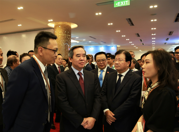 Phó Thủ tướng Trịnh Đình Dũng trao đổi với các đại biểu bên lề Diễn đàn cấp cao năng lượng Việt Nam 2020. Ảnh: Ban KTTW.