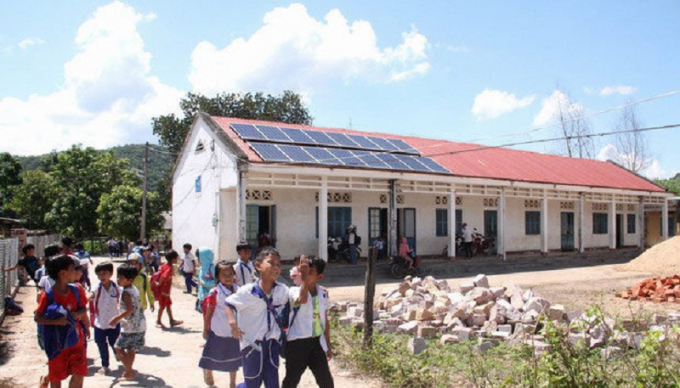 Một số điểm trường ở làng Canh Tiến đã được lắp điện mặt trời để phục vụ việc học tập của các cháu. Ảnh: VĐT.
