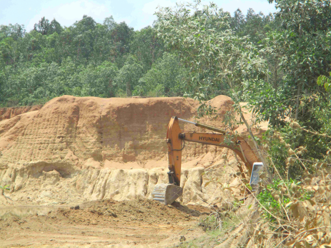 Công ty TNHH Thanh Huy khai thác đất trái phép tại khu đất 2,5ha thuộc khu vực núi Hòn Ách nằm trên địa bàn xã Phước Mỹ. Ảnh: Vũ Đình Thung.
