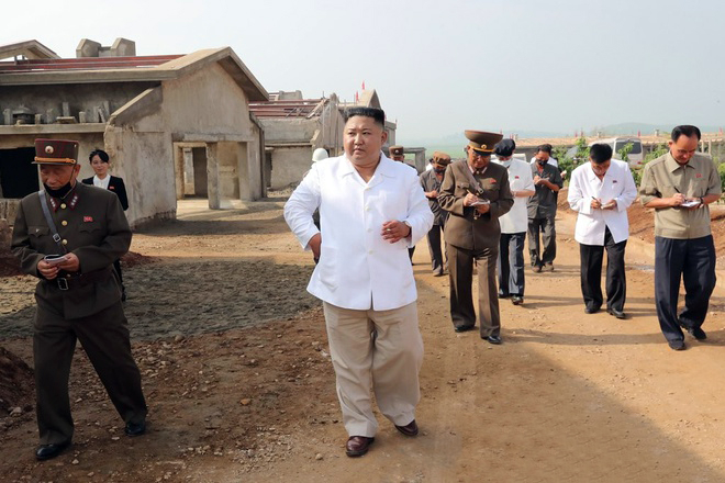 Chủ tịch Kim Jong-un đến thăm một trang trại nuôi gà ở Tây Nam Triều Tiên. Ảnh: Yonhap.