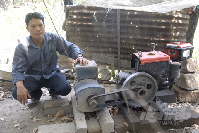 Người dân làng Canh Tiến, xã Canh Liên (huyện Vân Canh) vì quá bức xúc bởi đời sống không có điện nên tự mua máy phát điện mini về dùng. Ảnh: VĐT.