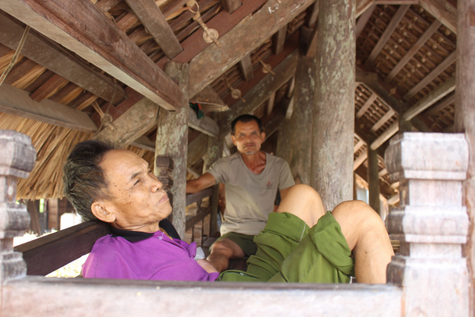 Vào mùa nắng nóng oi bức, các cụ cao niên trong làng thường rủ nhau ra cầu ngồi chơi cờ tướng hoặc nằm nghỉ ngơi, hóng mát trên cây cầu vào giữa trưa hè.