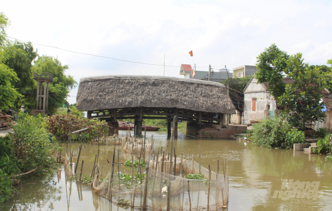 Hiện nay, trên địa bàn tỉnh Nam Định vẫn còn giữ được 3 cây cầu thiết kế với kiểu kiến trúc 'Thượng gia hạ kiều', tức trên là nhà, dưới là cầu gồm: Cầu ngói Hải Anh (huyện Hải Hậu), cầu ngói chợ Thượng (huyện Nam Trực) và cầu lợp mái cọ (hay còn gọi là cầu lợp làng Kênh). 