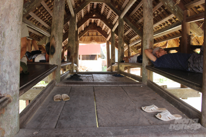 Cầu lợp làng Kênh được chia làm 5 nhịp, dài hơn 10m, rộng 4m, cao 3m tính từ mặt sàn lên; hai bên thành cầu đều có bục để ngồi. Toàn bộ hệ thống cầu được làm bằng gỗ lim.