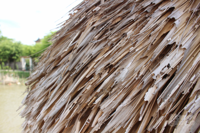 Từ sơ khai, mái cầu được lợp bằng lá cây bổi (loại cây trồng ở các vùng đất bãi mặn, lợ ven biển). Tuy nhiên, ngày nay người dân đã chuyển sang lợp bằng lá cọ.