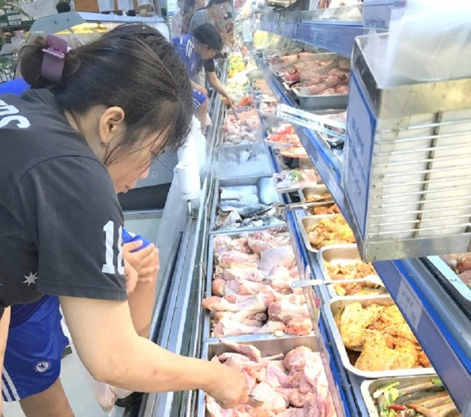 Người tiêu dùng chọn mua thịt gà cho bữa ăn hàng ngày. Ảnh: Vũ Đình Thung.