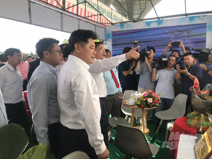 Bộ trưởng Bộ NN – PTNT Nguyễn Xuân Cường tham quan các gian hàng trưng bày tại Sự kiện quảng bá sản phẩm gà năm 2020. Ảnh: Vũ Đình Thung.