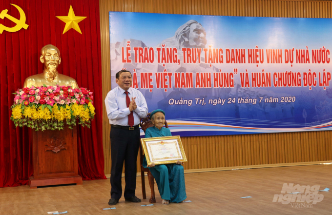 Lãnh đạo tỉnh Quảng Trị trao danh hiệu 'Bà Mẹ Việt Nam Anh hùng'cho Mẹ Tạ Thị Phún. Ảnh: CĐ.