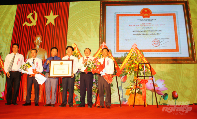 Ngày 25/7, huyện Cam Lộ (tỉnh Quảng Trị) tổ chức lễ đón bằng công nhận huyện đạt chuẩn NTM. Ảnh: Công Điền.