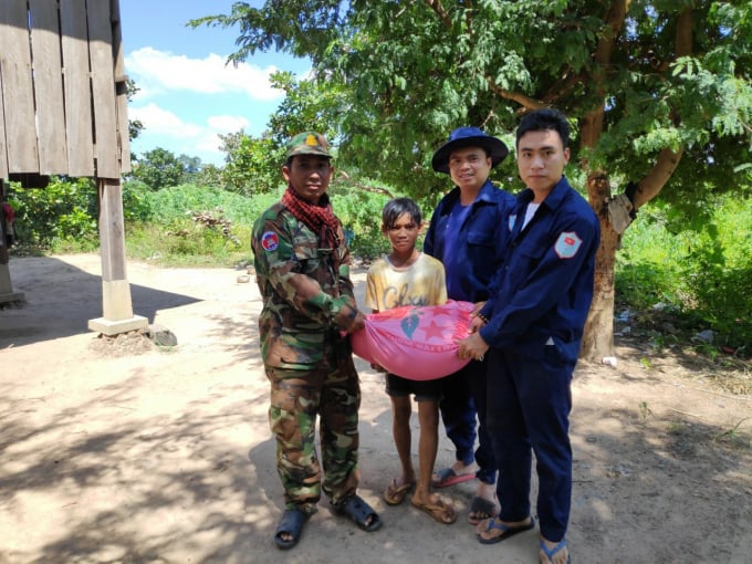Đội K72 đã tạo được tình cảm lớn với người dân Campuchia, tạo thuận lợi trong việc tìm kiếm, quy tập hài cốt liệt sĩ. Ảnh: K72.