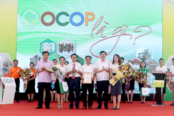 Ban Giám khảo tặng hoa và trao giải Nhất cho đội dự thi Gameshow truyền hình 'OCOP là gì?'. Ảnh: N.Thắng.