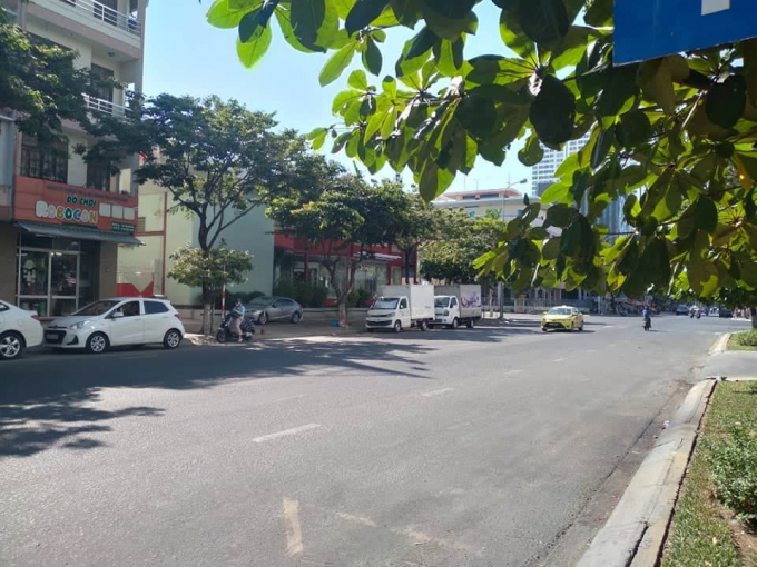 Góc đường Lê Đình Lý và đường Nguyễn Văn Linh thường ngày đông đúc, nhưng sau khi xuất hiện các ca nhiễm Covid-19, đường phố vắng vẻ hơn. Ảnh: Thanh Tuyền.