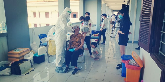 Các bệnh nhân được kiểm tra y tế tại Khu cách ly ở Quảng Nam. Ảnh: L.K.