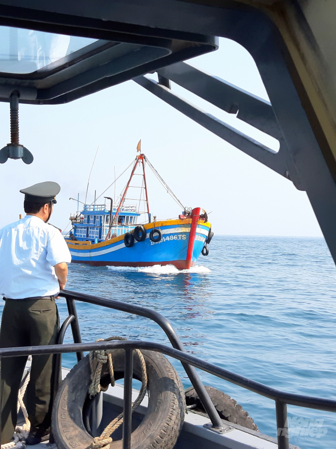 Ngành chức năng Bình Định tăng cường công tác kiểm tra, kiểm soát hoạt động của tàu cá hoạt động trên biển. Ảnh: Vũ Đình Thung.