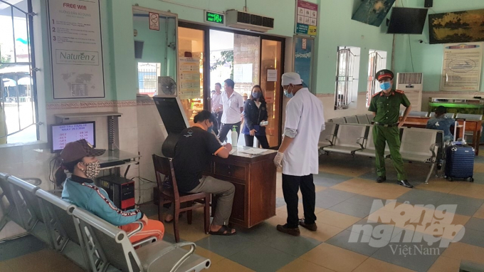 Hành khách khai báo y tế tại nhà ga Diêu Trì. Ảnh: Vũ Đình Thung.
