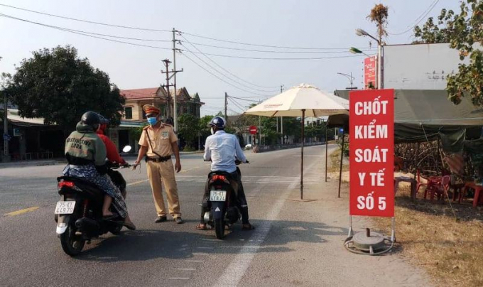 Lực lượng chốt kiểm soát số 5 Thừa Thiên - Huế phát hiện 2 người quốc tịch Trung Quốc chạy xe máy hướng Đà Nẵng ra Huế. Ảnh: TT.