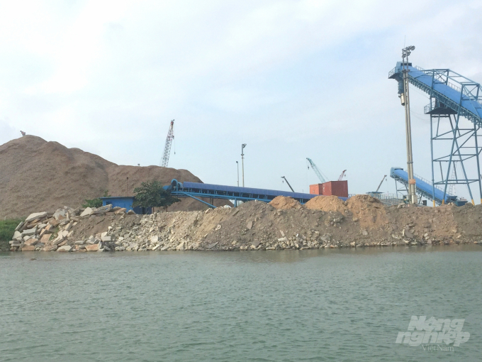 Diện tích vùng nước trước cảng của cảng cá Quy Nhơn đã hẹp càng hẹp hơn do Tân cảng Quy Nhơn đổ đất đá lấn sang. Ảnh: Vũ Đình Thung.