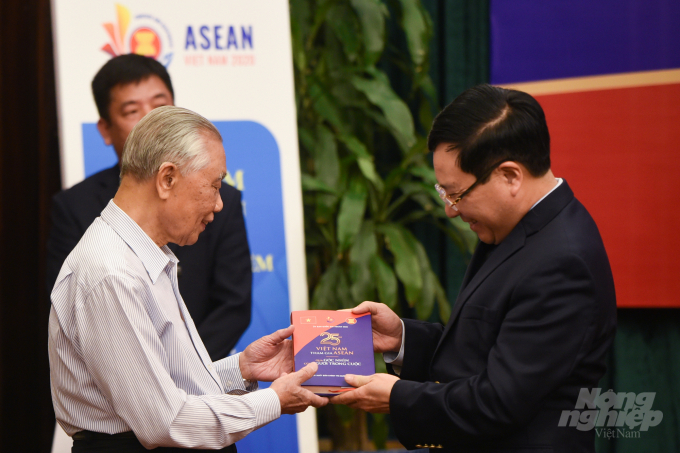 Phó Thủ tướng, Bộ trưởng Ngoại giao Phạm Bình Minh tặng sách '25 năm Việt Nam tham gia ASEAN qua góc nhìn người trong cuộc' cho các nguyên lãnh đạo Bộ Ngoại giao. Ảnh: Tùng Đinh.