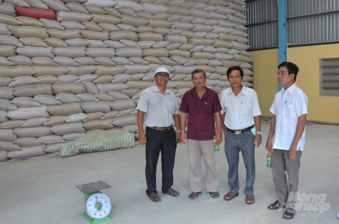 Với sự hỗ trợ đầu tư kho chứa của dự án VnSAT, nông dân có thể trữ lúa chờ giá tốt rồi bán, vừa tăng thu nhập vừa giảm áp lực cho thị trường khi thu hoạch rộ. Ảnh: Minh Đãm.