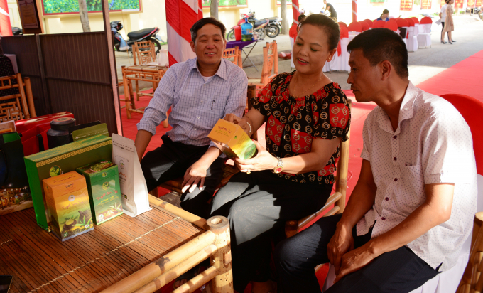 Bà Lâm Thị Kim Thoa giới thiệu sản phẩm Tuyết Sơn Trà hảo hạng. 