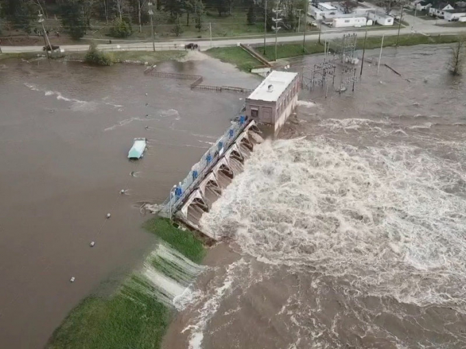 Nước sông tràn qua đập Sanford tại Michigan ngày 19/5/2020. Ảnh: Reuters.