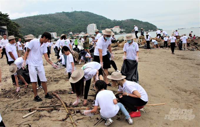 Cần lan rộng những hành động thiết thực vì môi trường sống và làm sạch bãi biển để thu hút khách du lịch trong nước và quốc tế đến Việt Nam. Ảnh: Minh Vương.