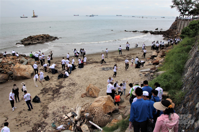 Hàng năm cả nước có đến hàng triệu tấn rác thải ra, tương đương với hàng nghìn tấn rác thải nhựa mỗi ngày đổ ra biển và môi trường khiến tình trạng ô nhiễm ở Việt Nam đang ở mức báo động. Ảnh: Minh Vương.