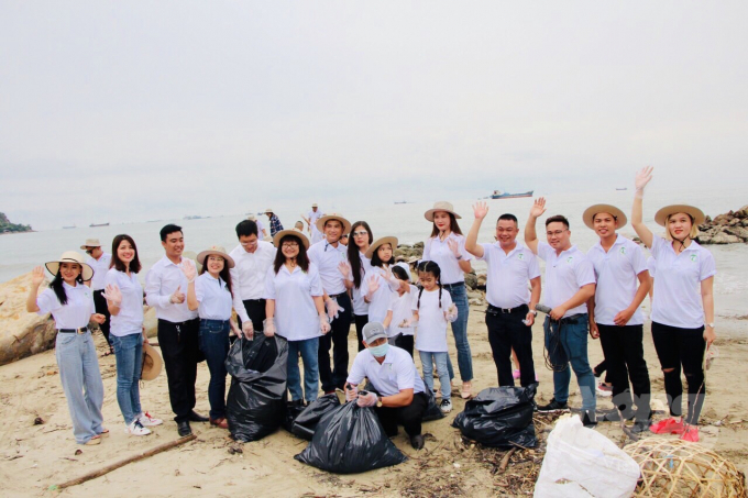 Những hành động thiết thực như nhặt rác bãi biển đang được nhân rộng nhằm góp phần bảo vệ môi trường biển, thu hút khách du lịch. Ảnh: Minh Vương.