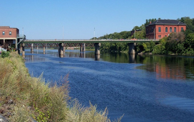 Sông Kennebec ở thành phố Augusta, Maine, Hoa Kỳ chảy tự do sau vụ dỡ bỏ đập Edwards vào năm 1999. Ảnh: earthisland.