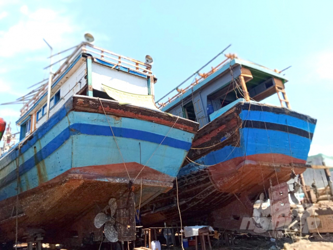 2 tàu cá BĐ 91324 TS (720CV) và BĐ 91010 TS (700CV) của ngư dân Nguyễn Việt Hằng đang nằm trên đà để sửa chữa. Ảnh: Vũ Đình Thung.