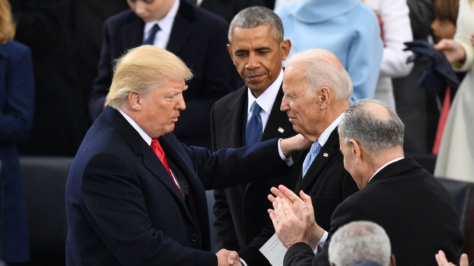 Tổng thống Donald Trump bắt tay cựu Phó Tổng thống Joe Biden tại lễ nhậm chức của ông Trump năm 2016. Ảnh: Washington Post.