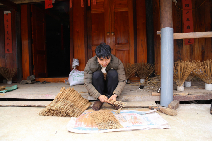 Hoàng Văn Giáp đang thực hiện công đoạn xếp hương thành bó để chờ mang đi chợ bán.