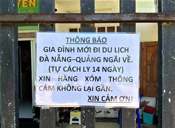 Một gia đình sau khi đi du lịch ở Đà Nẵng về đã tự giác treo biển thông báo trước cửa nhà. Ảnh: Minh Vương.