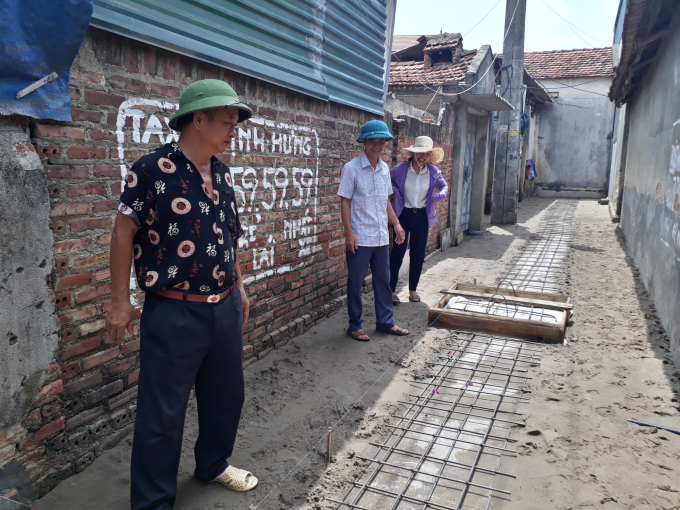 Hiện nhiều tuyến đường làng, ngõ xóm ở huyện Vĩnh Tường nhân dân tiếp tục xây mới hệ thống cống, rãnh thoát nước trong khu dân cư. Ảnh: Trần Hồ.