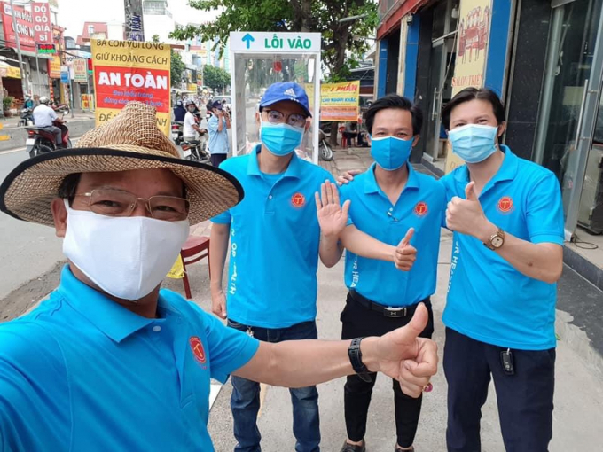 Các bạn trẻ ở TP Hồ Chí Minh thể hiện tinh thần phòng chống dịch Covid-19 và lan tỏa tấm lòng chia sẻ  với những hoàn cảnh gặp khó khăn trong mùa đại dịch. Ảnh: Minh Vương.