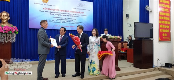 Trước đó, ngày 21/1, Chủ tịch UBND tỉnh Bạc Liêu Dương Thành Trung, đã trao quyết định chủ trương đầu tư và giấy chứng nhận 'Dự án Nhà máy Điện khí tự nhiên hóa lỏng LNG Bạc Liêu 3.200MW thuộc Trung tâm Nhiệt điện LNG Bạc Liêu. Ảnh: Trọng Linh.