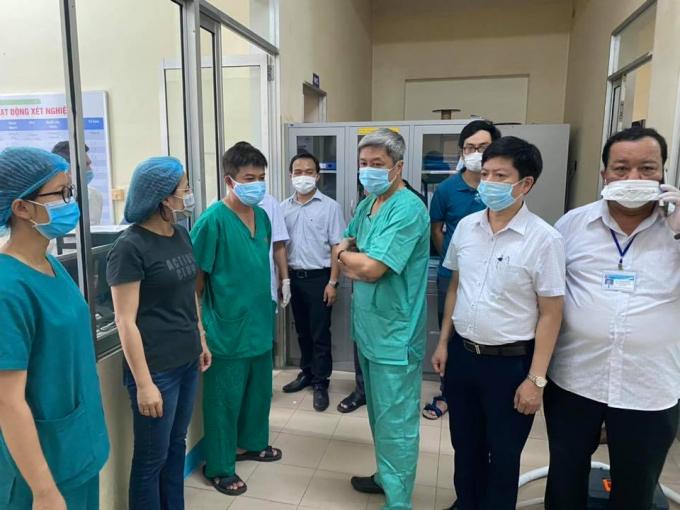 Thứ trưởng Bộ Y tế Nguyễn Trường Sơn (áo xanh, giữa) cùng các bác sĩ chuẩn bị phương án đón bệnh nhân mắc Covid-19 nặng tại BV Phổi Đà Nẵng. Ảnh: N.T.K.