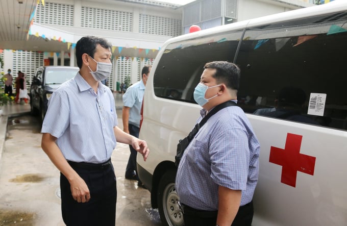 Bác sĩ Nguyễn Tri Thức, Giám đốc Bệnh viện Chợ Rẫy dặn dò các bác sĩ thuộc Đội phản ứng nhanh số 4 lên đường hỗ trợ Đà Nẵng. Ảnh: Bệnh viện cung cấp.