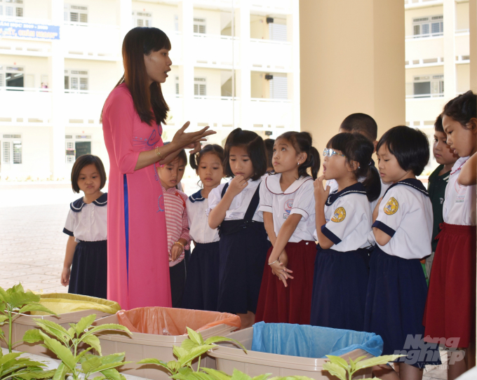Học sinh lớp 1 được giáo viên dẫn đi tham quan khuôn viên trường học. Ảnh: Thùy Lâm.