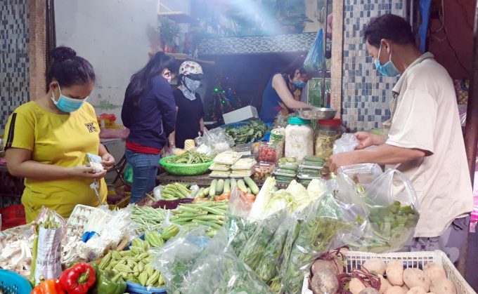 Một điểm bán rau tại chợ Vườn Chuối. Ảnh: Nguyễn Thủy.