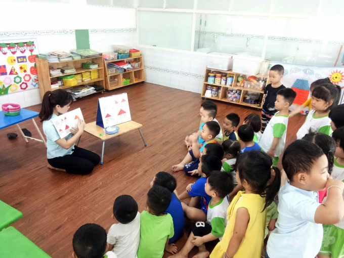 Giáo viên trường Mầm non Hương Nắng Hồng trang bị kỹ năng cho trẻ mầm non, để trẻ tự tin hơn trước khi vào lớp 1. Ảnh: Thùy Lâm.