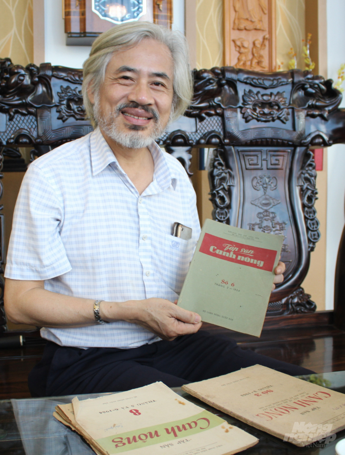 Ông Nguyễn Phi Dũng cùng 3 cuốn Tập San Canh Nông. Ảnh: Mai Chiến.