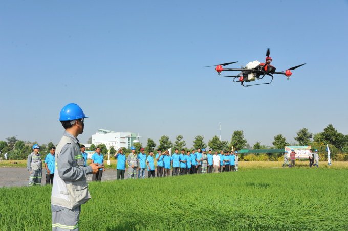 Hiện nay LTG bước đầu ứng dụng thành công máy bay không người lái (drone) và thành lập 100 tổ bay phục vụ khoảng 20.000 ha vụ Đông Xuân 2020-2021. Ảnh: Lê Hoàng Vũ.