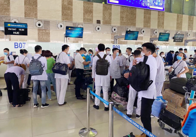 Y bác sĩ Bình Định làm thủ tục tại Sân bay Phú Bài. Ảnh: Bộ Y tế.