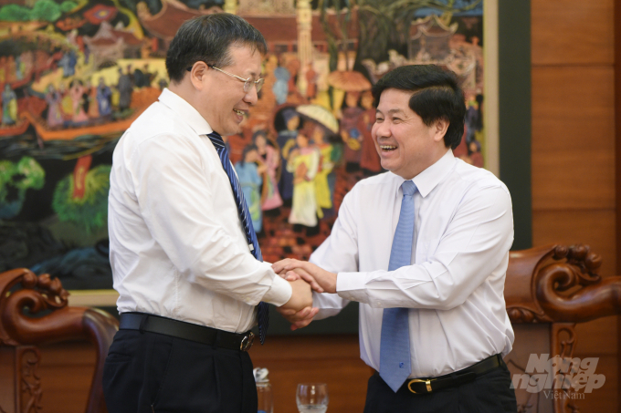 Thứ trưởng Lê Quốc Doanh (phải) làm việc với Tham tán thương mại Đại sứ quán Trung Quốc tại Việt Nam ông Hồ Tỏa Cẩm. Ảnh: Tùng Đinh.