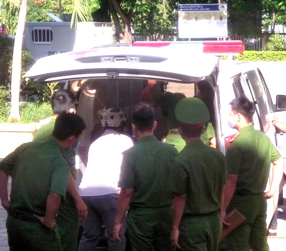 Lực lượng chức năng đưa ông Nguyễn Ngọc Ẩn đi cấp cứu. Ảnh: VĐT.